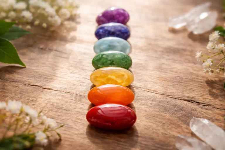Sept cristaux colorés représentant les chakras et leurs couleurs en chromothérapie