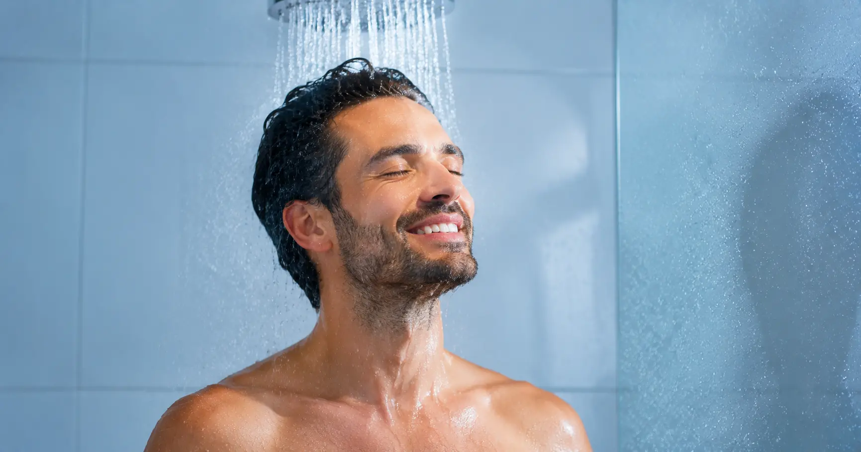 Personne sous une douche d'eau froide, le corps droit et l'expression vivifiée