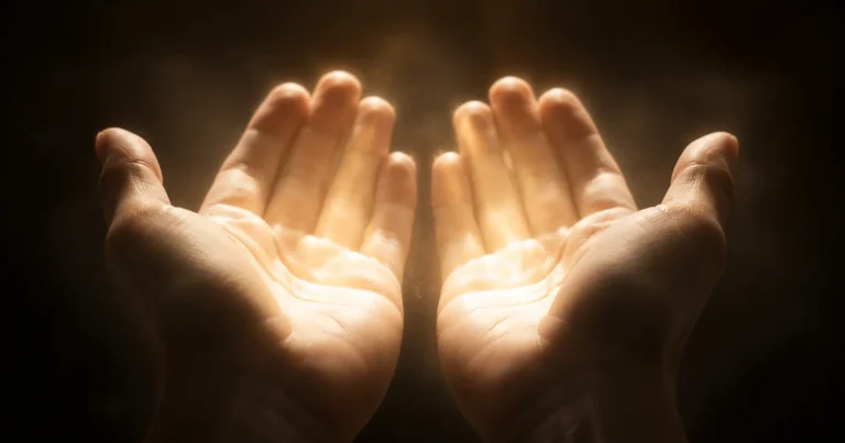 Deux mains ouvertes paumes vers le haut d'où émane une lumière dorée, image des sensations et de la perception subtile du thérapeute énergétique