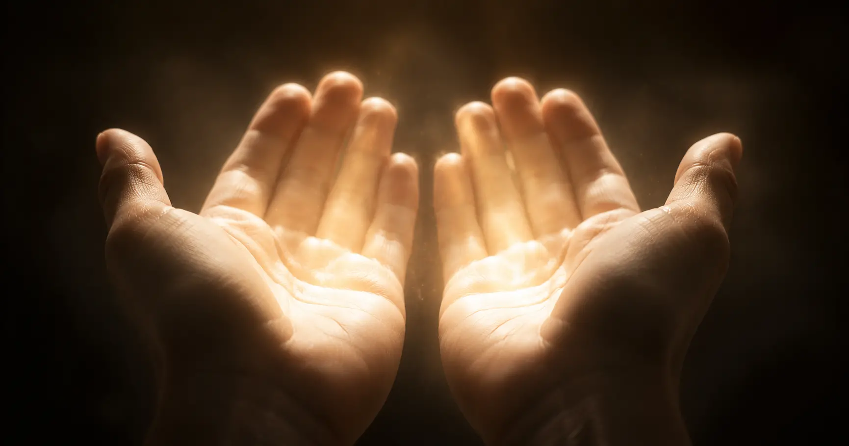 Deux mains ouvertes paumes vers le haut d'où émane une lumière dorée, image des sensations et de la perception subtile du thérapeute énergétique